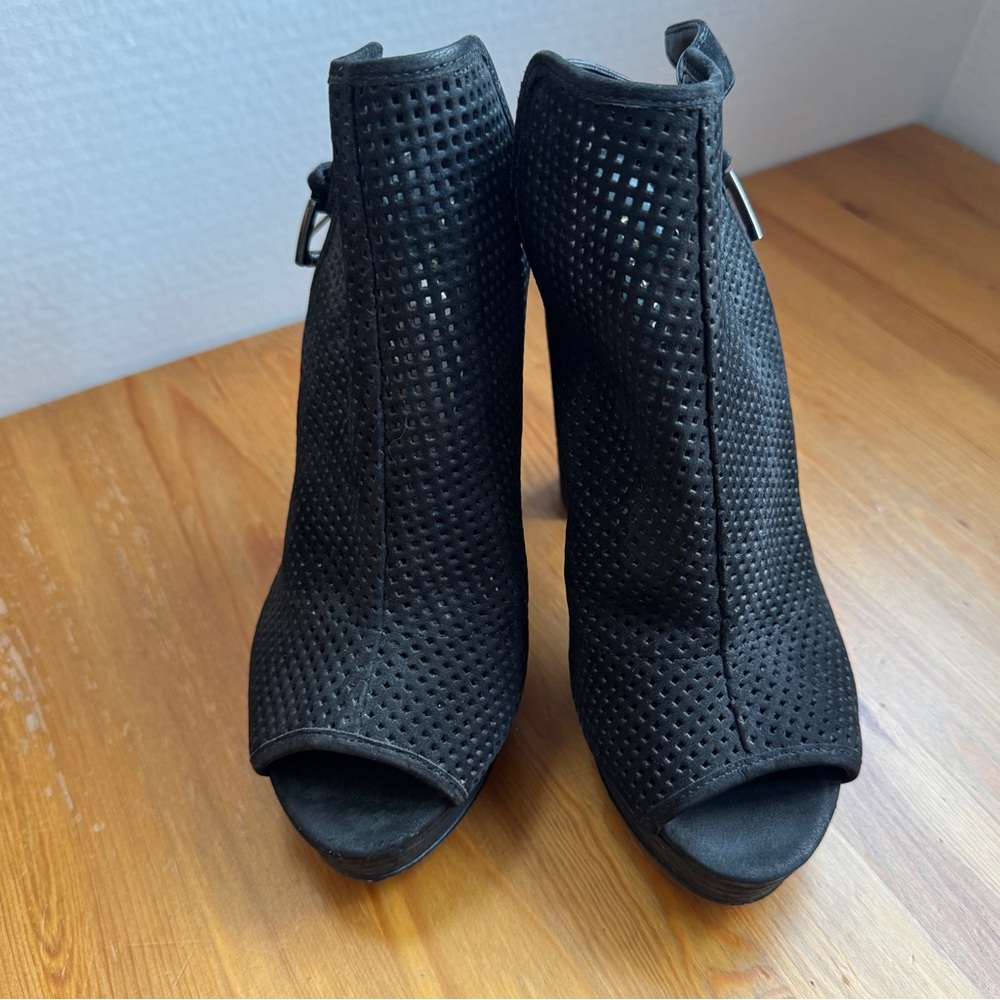Pelle moda black 5 inch heels size 7